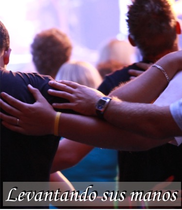 Levantando sus manos – Carlos Martinez (Líder)